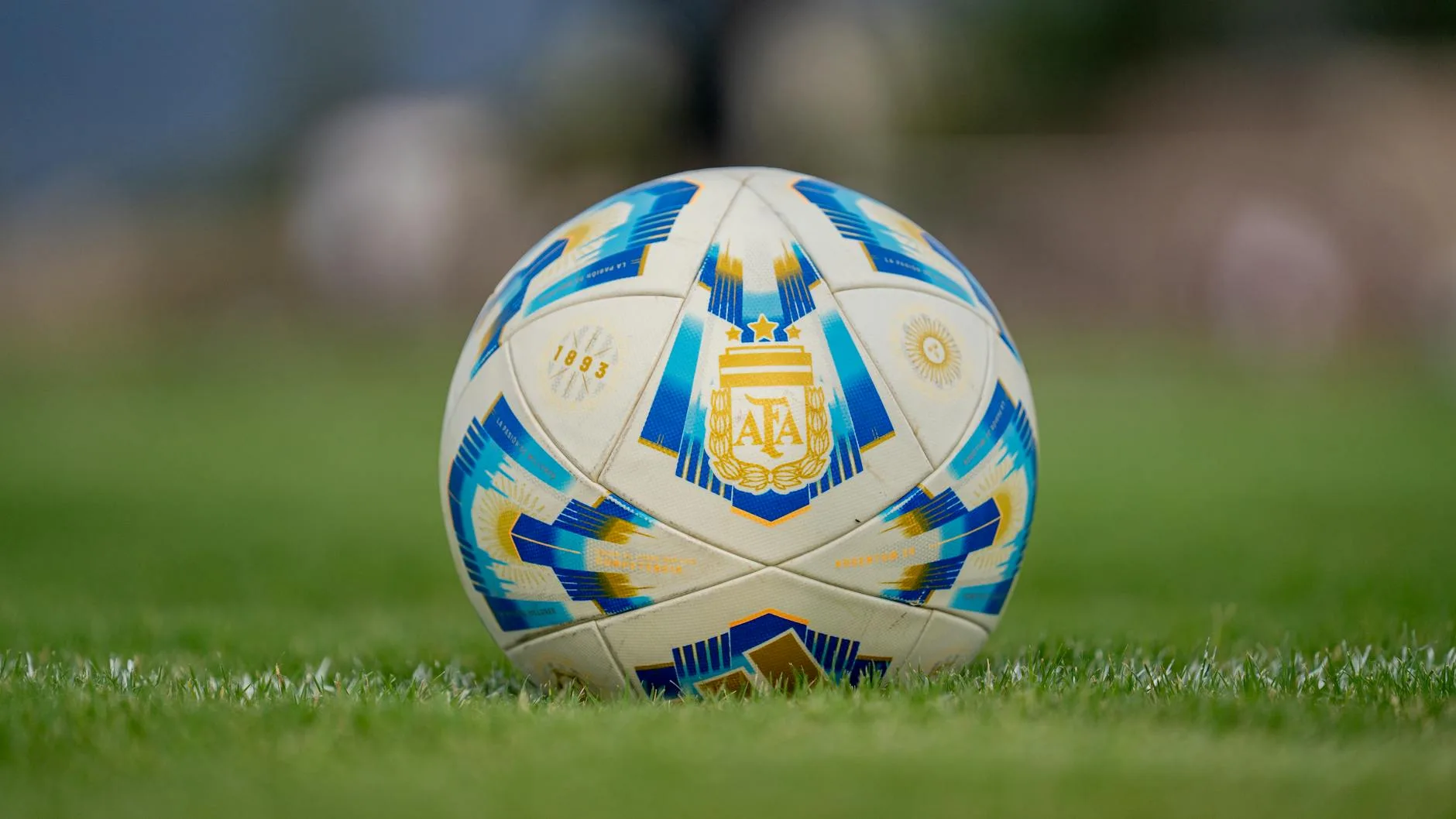 Kejutan Transfer! Duo Raksasa Inggris Berebut Bintang Aston Villa?